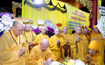 Ban Thường trực Ban Trị sự GHPGVN Thành phố kính viếng Giác linh Trưởng lão Hòa thượng Thích Huệ Thông