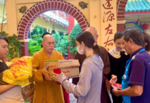 Chùa Long Hoa trao 100 phần quà hỗ trợ người dân khó khăn tại phường Phú Định